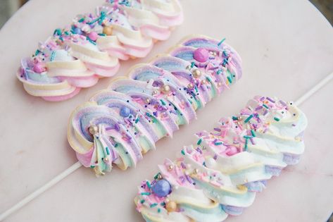 Easy Meringue Cookies, Meringue Pops, Easy Meringues, Meringue Cookie, Meringue Cookie Recipe, Sugar Geek, Lollipop Recipe, Meringue Desserts, Meringue Kisses