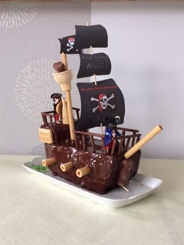 Pirate Birthday Cake, Pirate Ship Cakes, Pirate Party Decorations, Train Cake, Pirate Cake, Pirate Birthday Party, Cheesecake Desserts, Pirate Birthday, 1st Birthday Cake