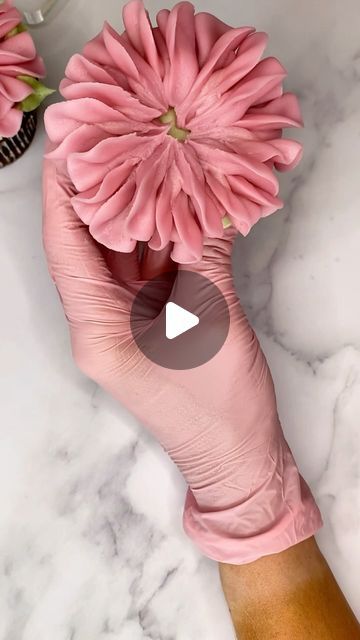 Sweet Sisters on Instagram: "Let’s pipe this pretty pink flower using tip 125k! 🌸 . . . #piping #pipingbuttercream #pipingtips #buttercream #buttercreamflowers #flowers #pipingflowers #flowercupcakes #cupcakes #cupcakedecorating #buttercreamtips #bake #cakeart #edibleflowers" Buttercream Daisies, Icing Piping Techniques, Cake Piping Techniques, Cupcake Decorating Techniques, Buttercream Flowers Cupcakes, Flower Cake Pops, Piping Buttercream, Daisy Cupcakes, Cupcake Piping