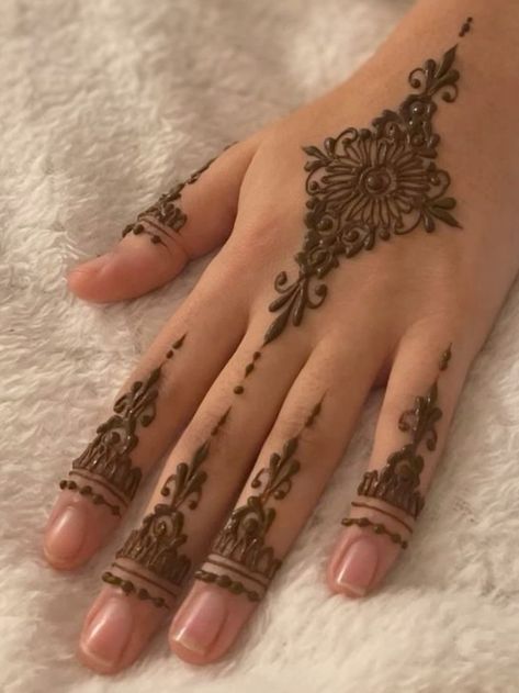 Simple Hand Henna Easy, Kid Henna, Small Mehandi, Small Mehendi Designs, Desi Tattoo, Pretty Mehndi Designs, Henna Small, Hannah Designs, Minimal Henna Designs