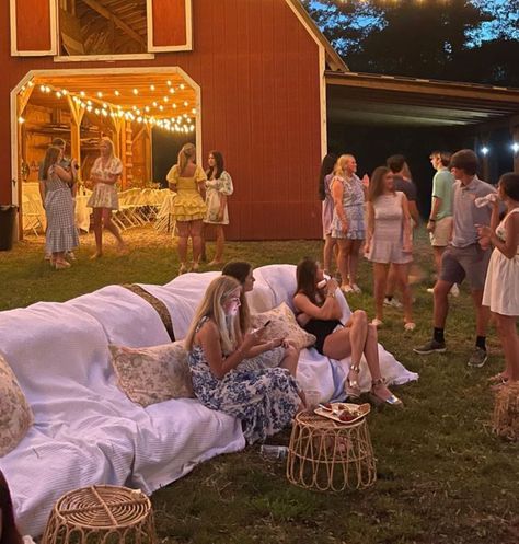 Graduation Location Ideas, Graduation Party Ideas Country, Sweet 16 Barn Party Ideas, Country 30th Birthday Party, Hoco Decorations Party Ideas, Country 21st Birthday, Country Bday Party Ideas, Barn Graduation Party Ideas, Barn Graduation Party