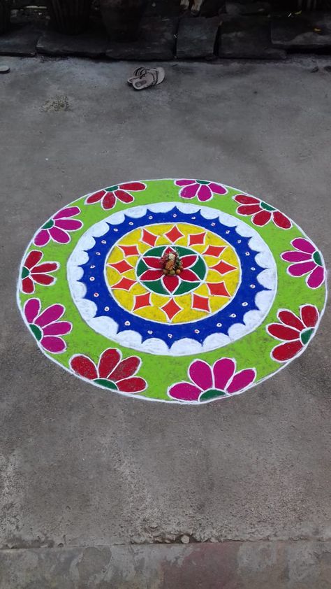 Big Flower Rangoli Designs, Poster Rangoli Designs For Diwali, Poster Rangoli Designs, Entrance Rangoli, Rangoli Competition, Gauri Decoration, Sankranti Muggulu, Art Rangoli, Pongal Rangoli