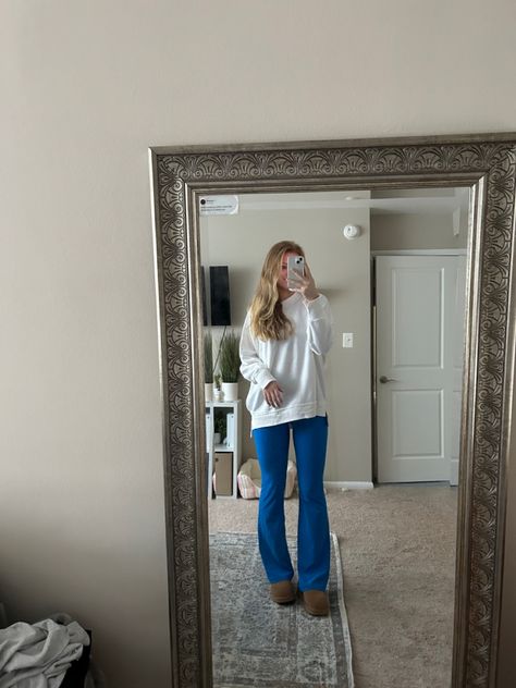 Aerie Flare Leggings Outfit, Aerie Outfit, Aerie Flare Leggings, Outfits Lululemon, Uggs Fall, Flare Leggings Outfit, Oversized Sweatshirt Outfit, Swaggy Fits, Comfy Fall Outfits