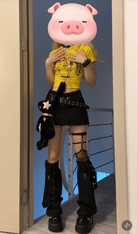 Yellow Punk Outfits, Y2k Yellow Outfit, Yellow Alt Outfit, Yellow Grunge Outfit, Yellow Y2k Outfit, Y2k Rave Outfits, 2000s Punk Fashion, Pop Punk Outfits, Yellow Clothes