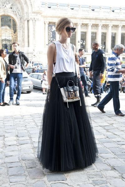 20 Ways Stylish Women Are Wearing Tulle Skirts | StyleCaster Black Tulle Skirt Outfit Classy, Black Tutu Skirt Outfit, Tuille Skirt, Black Tulle Skirt Outfit, Tulle Skirt Outfit, Tutu Skirt Outfit, Tulle Outfit, Black Tutu Skirt, Tulle Skirts Outfit