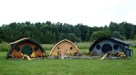 Chicken Homes - hobbit style. Casa Hobbit, Raise Chickens, Hobbit Hole, Building A Chicken Coop, Hobbit House, Chicken Coops, Chicken House, Kids Playhouse, Earthship