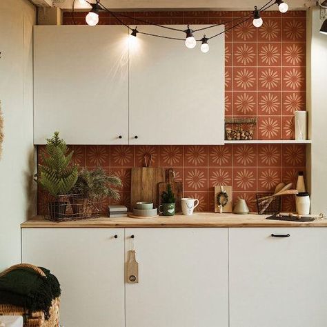 25 Stunning Terracotta Kitchen Backsplash Ideas for a Cozy, Modern, and Rustic Home Design Terracotta Kitchen Backsplash, Terracotta Kitchen Walls, Terracotta Kitchen Tiles, Terracotta Backsplash, Terracotta Kitchen Floor, Teal Floor, Terracotta Kitchen, Orange Tiles, Terracotta Tile