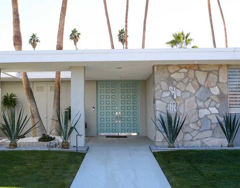 The Best Front Door Colours Inspired By Mid Century Homes - Exterior Colour Front Door Colours, Mid Century Homes, Mid Century Modern House Exterior, Palm Springs Houses, Best Front Door Colors, Palm Springs Architecture, Palm Springs House, Mid Century Modern Exterior, Best Front Doors