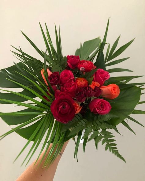 Red Tropical Flower Arrangements, Tropical Rose Bouquet, Red Tropical Flowers, Red Tropical Wedding, Red Beach Wedding, Palm Leaf Centerpiece, Wedding Flowers Red Roses, Gala Centerpieces, Beach Wedding Red