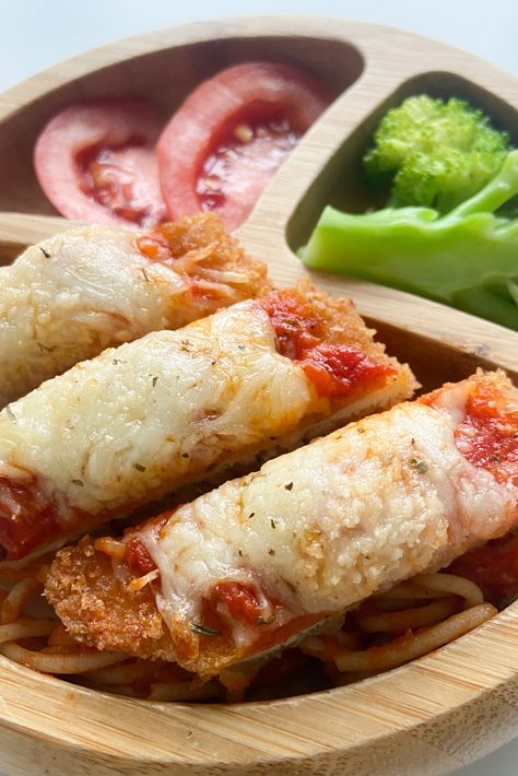 Easy Crispy Chicken Parmesan - Feeding Tiny Bellies Feeding Tiny Bellies Dinner, Food To Eat When Nauseous, Chicken Toddler Recipes, Chicken Recipes Toddler, Easy Baby Dinner Ideas, Blw Family Dinners, Kids Food Ideas Dinner, Toddler Family Meals, Chicken Recipes For Toddlers