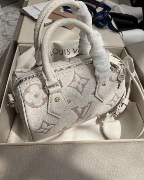 Louis Vuitton Bag Aesthetic, Cute Mini Bags, Luxury Bags Collection, Jeans Outfit Women, Handbag Essentials, Girls Tote, Bag Aesthetic, Girly Bags, Feminine Power