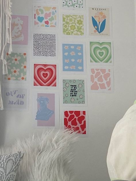 Está es una idea de decoración para tu habitación Cute Things To Stick On Your Wall, Cute Diy Posters For Bedroom, Cozy Living Room Decor Ideas, Cozy Living Room Decor, Danish Pastel Room, Easy Room Decor, Pastel Room Decor, Diy Room Decor For Teens, Easy Diy Room Decor