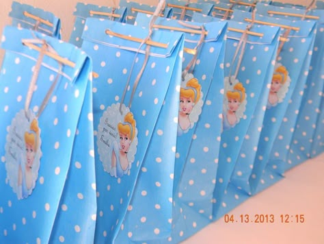 Cumples Tematicos: Cumple de Cenicienta Cinderella Party Cake, Disney Cinderella Birthday Party, Cinderella Party Invitations, Cinderella Theme Party, Cinderella Party Theme, Cinderella Party Decorations, Cinderella Birthday Cake, Cinderella Sweet 16, Cinderella Invitations