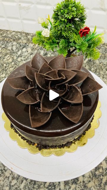 Chocolate Mousse Decoration, Chocolate Cake Garnish, Pretty Chocolate Cake Decorating Ideas, Cake Garnish Ideas, Chocolate Ganache Cake Design, Chocolate Cake Design Ideas Simple, Simple Chocolate Cake Decoration, Easy Chocolate Cake Decoration, Cake Garnish