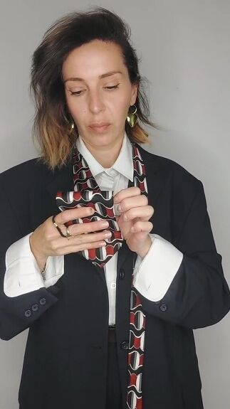 You have to learn this chic way to turn any men’s tie into an accessory for you. This hack transforms a men’s accessory into a fabulously feminine accessory for women. Tie A Necktie, Tie For Women, Tie Women, Dress Alterations, Men's Tie, Shirt Dress Casual, Neck Ties, Fashion Hacks Clothes, Tee Outfit