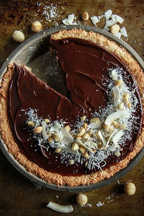 Coconut Caramel Macadamia Nut Chocolate Pie -Vegan and Gluten Free Vegan Pies Recipes, Chocolate Pie Recipes, Vegan Pie, Vegan Cakes, Coconut Caramel, Chocolate Pie, Macadamia Nut, Caramel Chocolate, Chocolate Pies