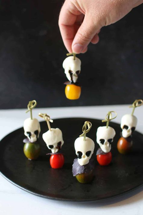 Halloween Caprese Skewers - Make With Mara Halloween Inspired Finger Foods, Skull Mozzarella, Halloween Party Food Ideas Appetizers Adults, Halloween Hordevours, Fancy Halloween Appetizers, Skull Caprese Salad, Halloween Ordourves, Halloween Kabobs, Halloween Charcuterie Cups