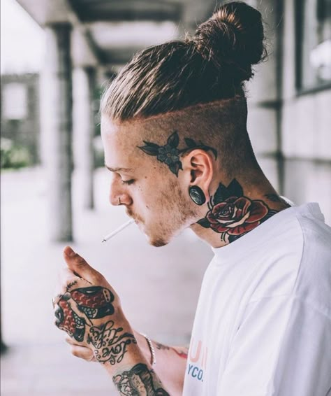 Men Long Hair With Undercut, Undercut Short Hair, Mens Long Hair Undercut, Man Bun Haircut, Man Bun Undercut, Versatile Haircut, Cute Short Hairstyles, Hairstyle 2024, Man Bun Hairstyles