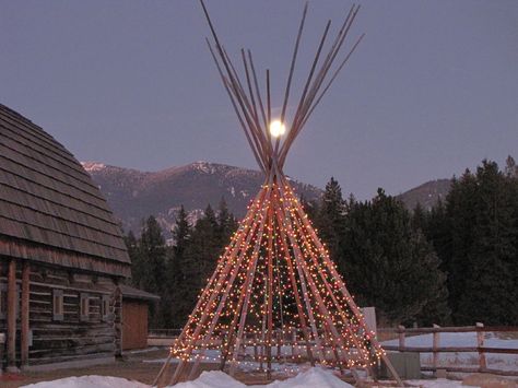 Yule Moon on Lodge (follow pin to an excellent article about NA Christmas) Tree Teepee, Native American Christmas, Native Humor, Native American Teepee, Native American Prayers, American Christmas, Native American Pictures, Cowboy Christmas, Rustic Holiday