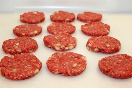 patties on wax paper Hamburger Slider Recipes, Slider Patties, Mini Hamburger Sliders, Meat Patty Recipe, Sliders Recipes Hamburger, Mini Burgers Recipe, Little Sandwiches, Homemade Sliders, Great Sandwiches