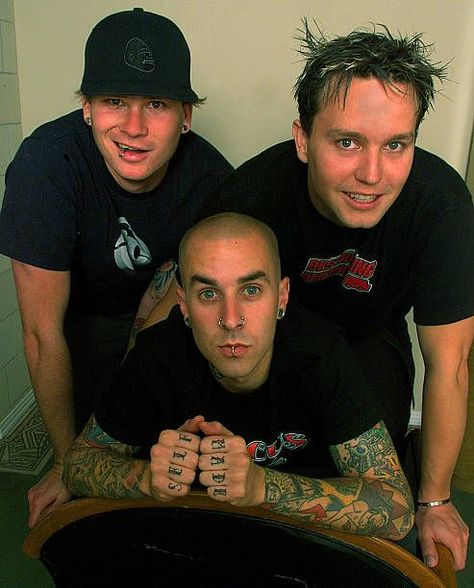 Blink 182 Tom Delonge, Blink 182 Tom, Band Photoshoot, Tom Delonge, Punk Bands, Blink 182, Pop Punk, Happy Couple, Music Bands