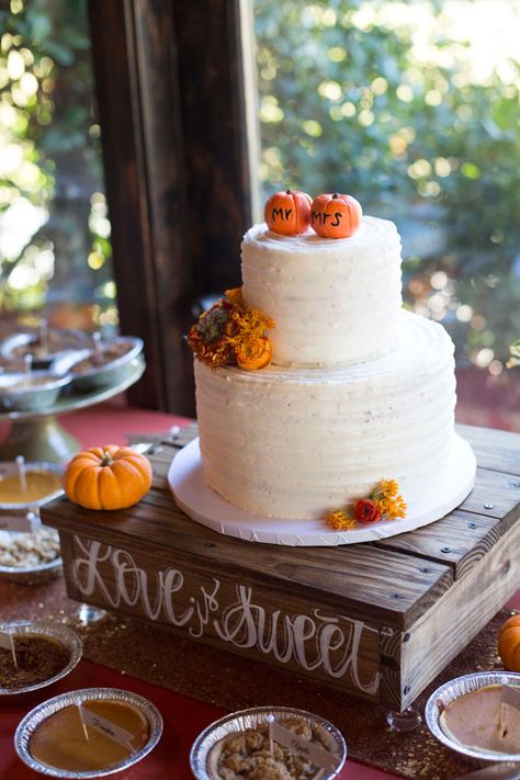 White Pumpkin Wedding Cake, Wedding Cakes Autumn Theme, Cheap October Wedding Ideas, Fall Morning Wedding, Small Fall Wedding Cakes, Wedding Cake Fall Rustic, Pumpkin Themed Wedding, Pumpkin Wedding Cake, Fall Wedding Pumpkins