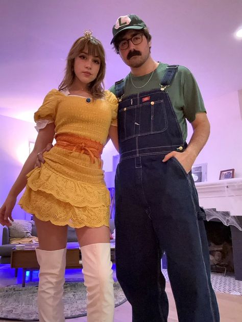 Yahoo Eddy And Chrissy, Dynamic Duos Couples, Eddy Burback, Pokemon Stuff, Couple Halloween, Couple Halloween Costumes, Couples Costumes, Other People, Youtubers