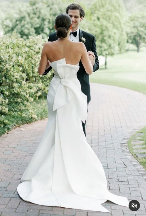 Basic White Wedding Dress, Elegant Wedding Dress Sweetheart Neckline, Simple Elegant Wedding Dress Strapless, Simple Wedding Dress With Bow, Timeless Chic Wedding, Wedding Dresses With A Bow, Satin Straight Wedding Dress, Wedding Dresses With Bow On Back, Classic Wedding Dress With Bow