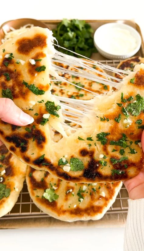 Cheese-Stuffed Garlic Naan - Moribyan Cilantro Butter, Garlic Naan Recipe, Naan Bread Recipe, Recipes With Naan Bread, Garlic Naan, Naan Recipe, Garlic Cheese, Naan Bread, Best Cheese