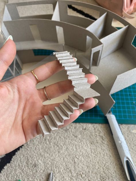 Stairs Maquette, Cardboard Stairs, How To Make Stairs, Bubble Diagram Architecture, Cardboard Box Houses, Cardboard Model, Beautiful Terrariums, Architecture Models, Cardboard Box Crafts