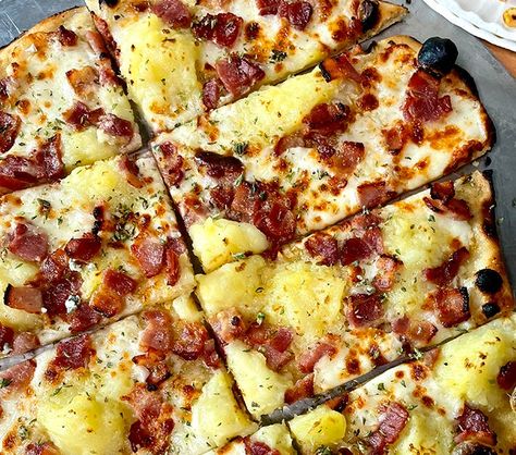 Save Your Thanksgiving Mashed Potatoes! Mashed Potato Pizza, Thanksgiving Mashed Potatoes, Thanksgiving Grocery List, Pizza Recipe Easy, Potato Pizza Recipe, Pizza Friend, Mashed Potatoes Thanksgiving, Popular Pies, Bacon Pie