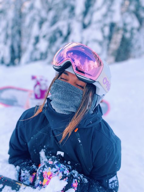 Women’s Snowboarding, Snowboard Poses Photo Ideas, Cute Ski Photos, Ski Women Outfits, Snowboarding Instagram Pictures, Snowboard Photo Ideas, Cute Snowboarding Pictures, Snowboard Girl Aesthetic, Snowboard Hairstyles