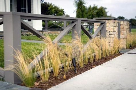 Grey Painted Wood Designs For Front Yard Fence #houseremodelideas Landscape Curbing, Yard Fence, Privacy Fence Designs, Cheap Backyard, Small Front Yard, Stone Pillars, Desain Lanskap, Backyard Privacy, Farmhouse Landscaping