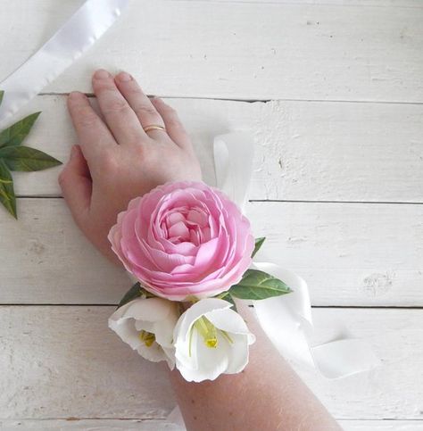 Bridesmaid Flowers Pink, White Eustoma, Corsage Bridesmaid, Bridal Shower Corsages, Beach Wedding Headpieces, Wedding Wrist Corsage, Flower Wrist Corsage, Wrist Corsage Prom, Pink Peony Flower