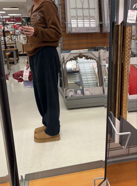 Comfy Period Outfit, Black Wide Leg Sweatpants Outfit, Wide Leg Sweatpants Outfit, Uggs Fall, Tan Uggs, Sweatpants Outfit, Black Uggs, Comfy Outfit, Wide Leg Sweatpants