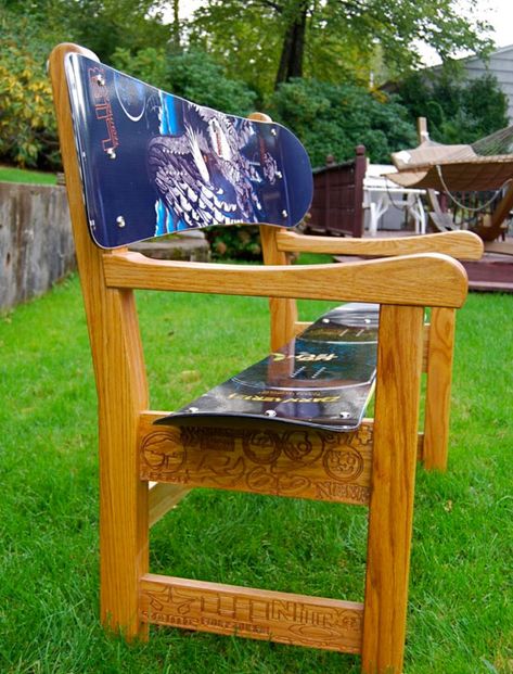 very cute and a great way to use old snowboards that are laying around. Snowboard Bench, Skateboard Furniture, Bench Diy, Old Chair, Diy Bench, Luxury House Designs, Wood Bench, Bench Seat, Boys Room