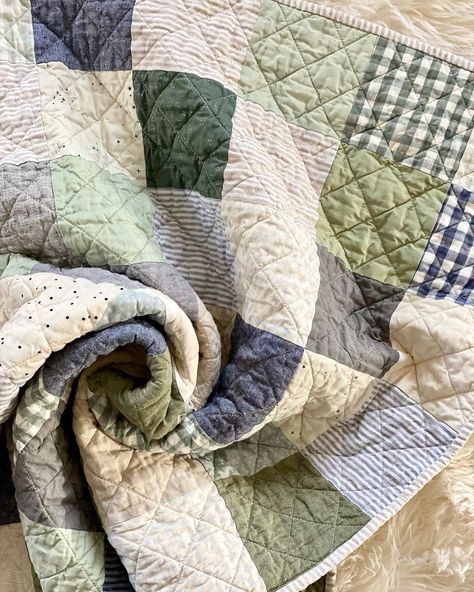 Sage Green Quilt, Cowgirl Bedroom, Beachy Bedroom, Neutral Quilt, Homemade Quilts, Textiles Projects, Patchwork Blanket, Cute Quilts, Green Quilt