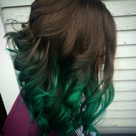 Green Balayage #green #greenhair Green Hair Streaks, Green Hair Ombre, Emerald Green Hair, Dark Ombre Hair, Emerald Hair, Ombre Curly Hair, Best Ombre Hair, Dark Green Hair, Green Highlights