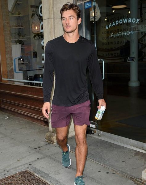 Tyler Cameron Style, Surfer Fashion, Tyler Cameron, Celebrity Wedding Photos, Colton Underwood, Hottest Male Celebrities, Mens Casual Outfits Summer, Celebrity Workout, Cardio Training