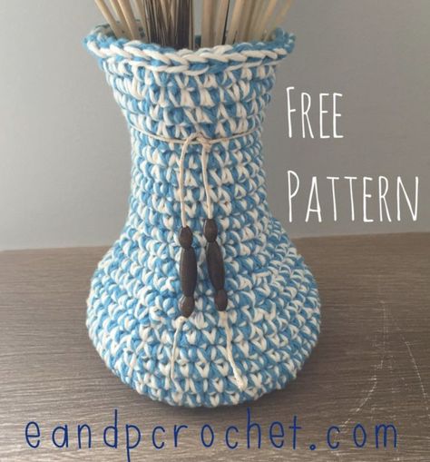 Crochet Flower Vase Crochet Flower Vase, Crochet Vase, Flowers In Vase, Knitting Machine Patterns, Crochet Plant, Crochet Leaves, Crochet Things, Crochet Fall, Diy Vase