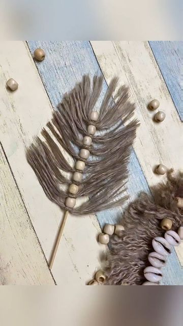 𝓡𝓲𝓼𝓱𝓲𝓴𝓪 𝓢𝓲𝓷𝓰𝓱𝓪𝓵 on Instagram: "Listen to the song while I make this Cute Beaded Jute Feather 🪶😻 Wanted to make something similar to Dry Pampas Grass 😌😌 Comment down your views about this one 😍 Like, Save n Share the idea for future reference 😌 🪶 🪶 🪶 🪶 🪶 🪶 🪶 🪶 #feather #diy #diyfeather #diyjutefeather #jutefeathers #drypampasgrass #pampasgrass #diypampas #diypampasgrass #beadedfeather #bohofeathers #diybohofeather #juteleaves #juteropecrafts #diywithjuterope #juteroped Jute Feathers Diy, Makrame Feather Diy Tutorial, Wood Bead Pampas Grass Wreath, Juju Feather Wall Hanging, Feather Juju Hat Wall Art, Diy Boho Decor, Boho Feathers, Jute Rope, Boho Diy