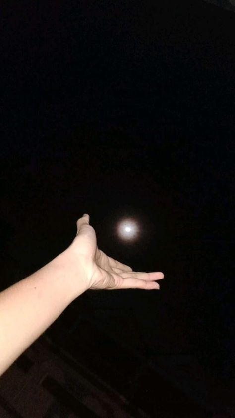 Moon Asethic Pictures, Girl Hand Dp, Night Moon Snaps, Moon Selfie, Prank Photos, Backgrand Instagram, Hands On Face, Film Photography Tips, Selfie Poses Instagram