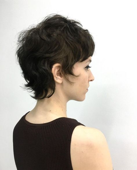 Wavy Layered Haircuts, Short Wavy Hairstyles, Kort Bob, Brunette Pixie, Waves Haircut, Short Wavy Haircuts, Short Shaggy Haircuts, Thick Wavy Hair, Mullet Haircut