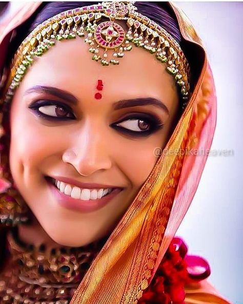 Lady oh...🔥❤️… Konkani Bride, Deepika Padukone Wedding, Bollywood Brides, Celebrities Wedding, Indian Wedding Makeup, Indian Bride Makeup, Matha Patti, Deepika Padukone Style, Indira Gandhi