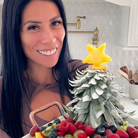 3.3M views · 101K likes | Carla Bushey - Always keepin’ it real on Instagram: "Who said Christmas trees can’t be tropical? 🌲😎 this is a great way to present a simple fruit platter on your Christmas table. Nothing goes to waste! 🙌🏻 You need: • 1 pineapple • variety of fruits of choice • 1 tbsp of powdered sugar (to dust) • star cookie cutter and toothpick You can use your favorite mix of fruits for the salad and you make the tree out of the crown of the pineapple. Slice the crown off, make sure you cut the leaves that are not in the best shape, turn the crown upside down. Cut one thin slice of the whole pineapple and using a star cookie cutter cut the center of it. Add the star with a toothpick to the top of the tree. Add powdered sugar to simulate snow and add all your favorite fruits Pineapple Christmas Tree Fruit Tray, Christmas Smorgasbord, Simple Fruit Platter, Carla Bushey, Biggest Loser Recipes, Pineapple Christmas, Christmas Fruit, Christmas Entertaining, Holiday Recipes Christmas