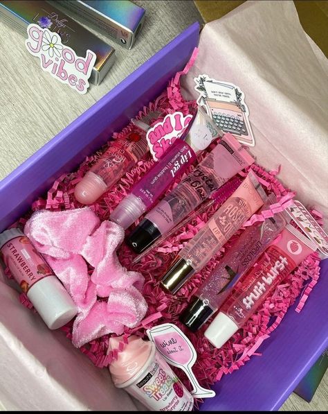 Makeup Gift Box Ideas, Pink Box Gift, Makeup Gifts Basket, Makeup Basket, Lipgloss Business, Diy Gifts To Sell, Moisturizing Lip Gloss, Small Business Packaging Ideas, Beauty Treats