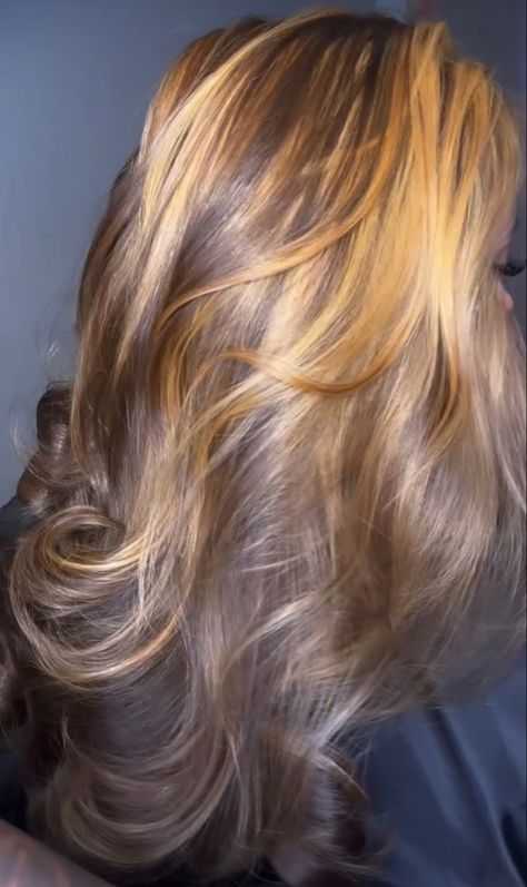 3 Tone Hair Color Highlights, Nomi Aesthetic, Honey Blonde Highlights On Dark Hair, Blonde Hair With Brown Underneath, 2000s Hair, Hair Grease, Blonde Dye, Grease Hairstyles, Hair Color Caramel