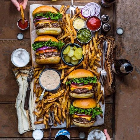 Different Types Of Food, Impossible Burger, Burger Bar, Snacks Für Party, Food Platters, Burger Recipes, Food Presentation, Types Of Food, French Fries