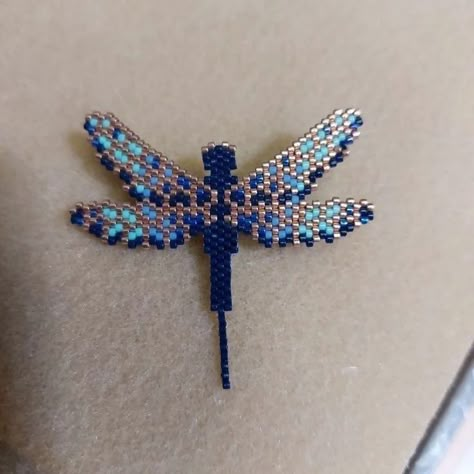 Bead Creatures, Beaded Insects, Pony Bead Projects, Beaded Dragonfly, Beaded Stuff, Seed Bead Jewelry Patterns, Beading Inspiration, Pony Bead Patterns, Pola Kristik