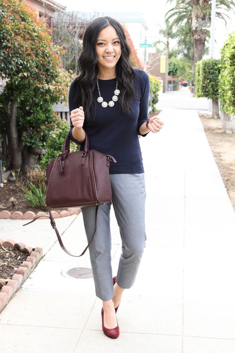 Maroon pumps + Maroon bag + navy sweater + grey pants Navy Sweater Outfit, Clothes For Work, Casual Work Outfit Spring, Grey Pants Outfit, 5 Outfits, Spring Work Outfits, Super Outfit, Dress Sweater, Summer Work Outfits